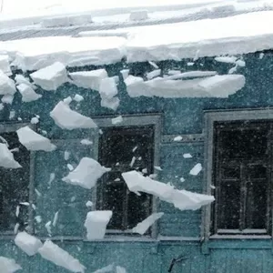 Взыскание ущерба при падении снега и льда с крыши в Новосибирске 